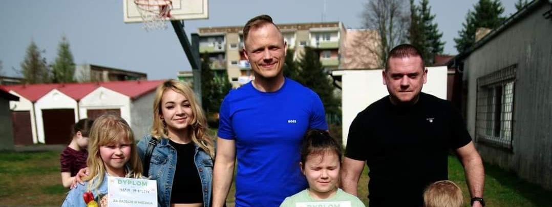 Wielkanocne zbieranie czekoladowych jajek na osiedlu Olimpijczyków.